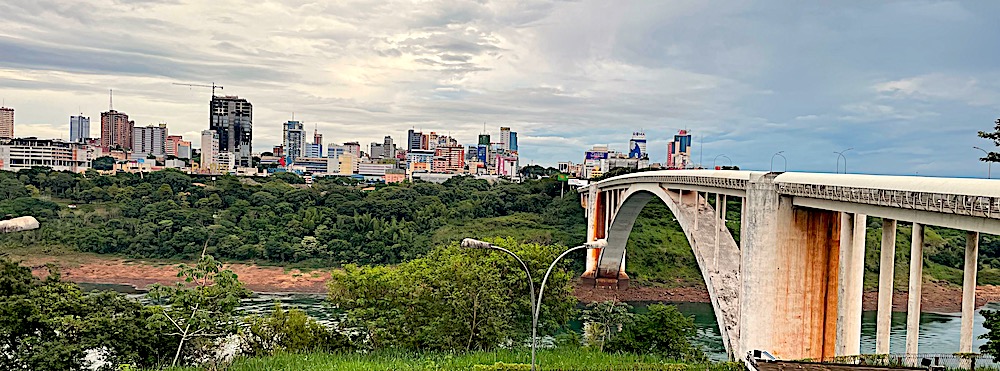 Roman Esco in Paraguay | Blick auf Ciudad del Este und Freundschaftsbrücke von Brasilien aus