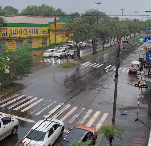 Roman Esco in Paraguay | Kreuzung in Encarnación, regnerischer Wetter.