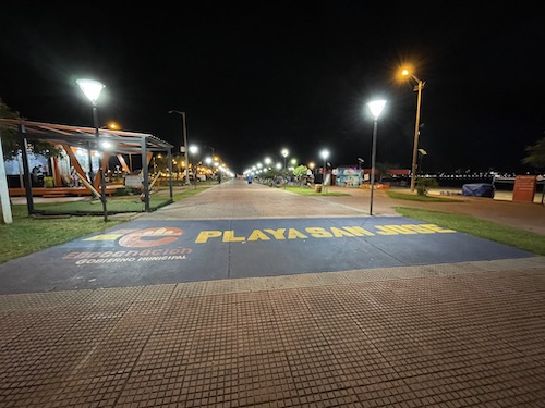 Roman Esco in Paraguay | Strandpromenade von Encarnación.